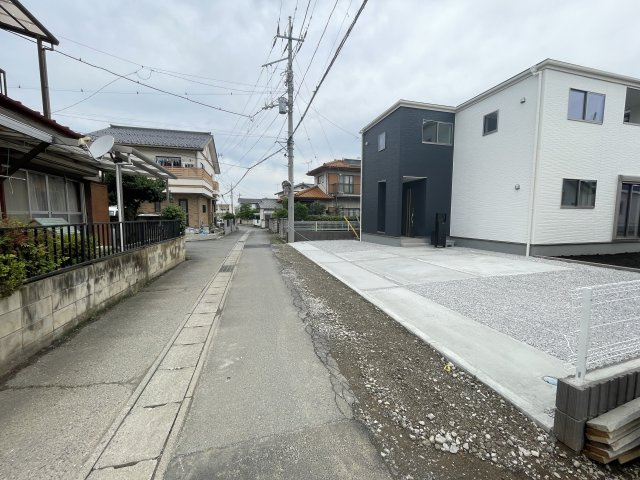 藤岡市本郷第6（全3棟）1号棟の前面道路含む現地写真