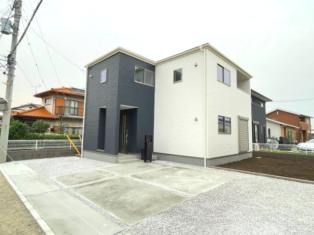 藤岡市本郷第6（全3棟）1号棟の外観|隣地との距離も保ちながらも綺麗な街並みに溶け込みました！
駐車スペースやお庭も十分に確保しています！