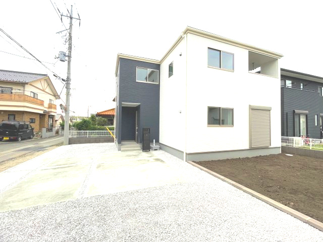 藤岡市本郷第6（全3棟）1号棟の外観|ナチュラルで飽きの来ないデザインは流行に左右されない家の形です。外構も綺麗に仕上がっています(^▽^)/
