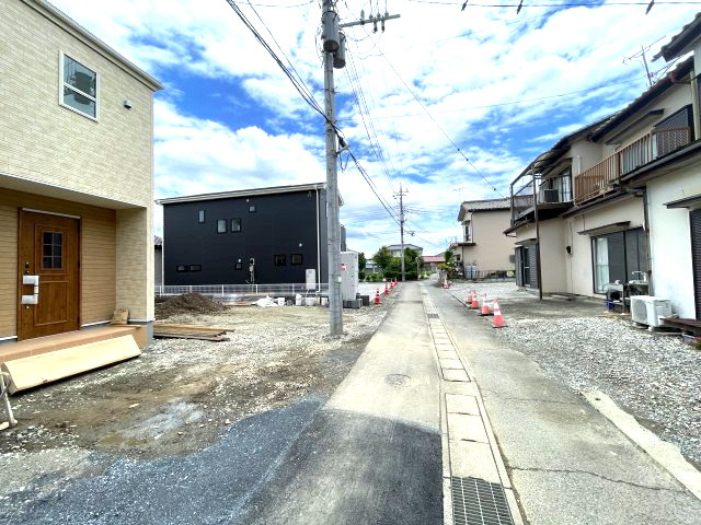 藤岡市本郷第6（全3棟）2号棟の前面道路含む現地写真