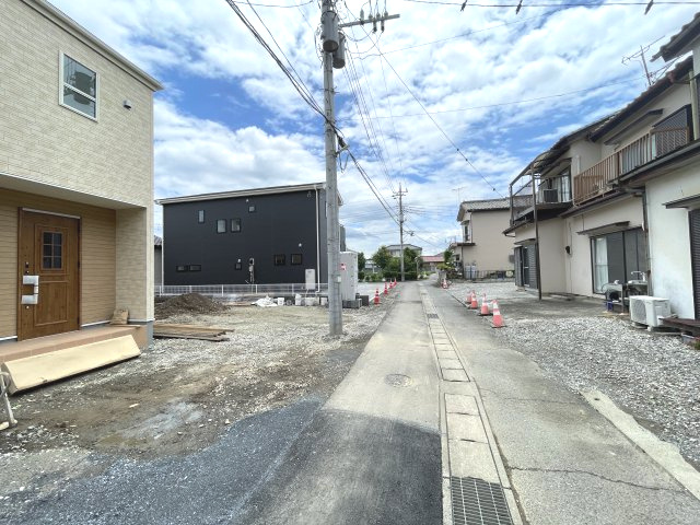 藤岡市本郷第6（全3棟）3号棟の前面道路含む現地写真