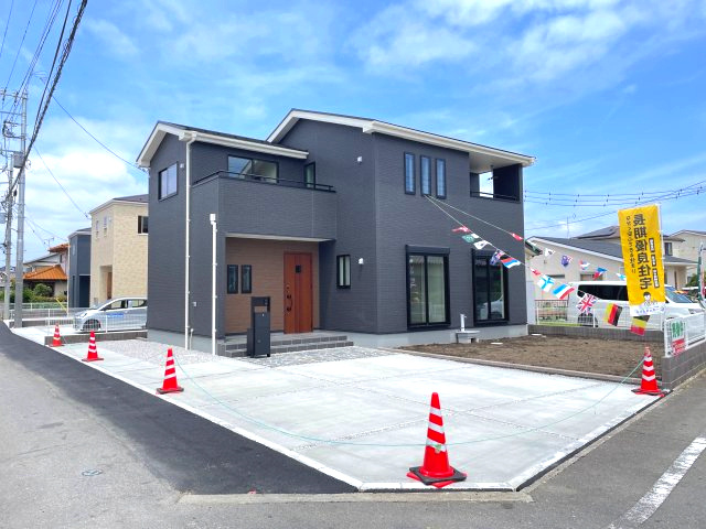 藤岡市本郷第6（全3棟）3号棟の外観|ナチュラルで飽きの来ないデザインは流行に左右されない家の形です。外構も綺麗に仕上がっています(^▽^)/
