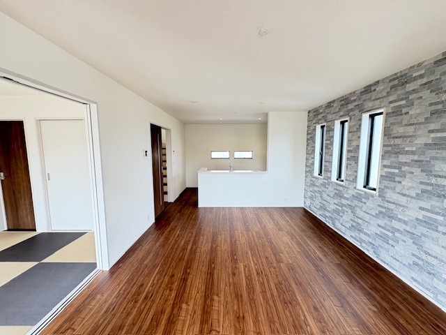 藤岡市本郷第6（全3棟）3号棟の居間・リビング|ご家族の憩いの場となるLDKは、大きな窓からたっぷりの光が差し込む明るい空間です。リビング・ダイニング・キッチンと一体感のある広々空間でご家族くつろいで下さい(^▽^)/
