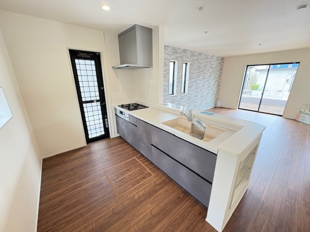 藤岡市本郷第6（全3棟）3号棟のキッチン|ナチュラルな自然光の中での調理。お洒落な食器類を余裕で収納できるスペース。動きやすい女性目線のキッチン動線。これからはお料理をつくる時間が劇的に変わります。
