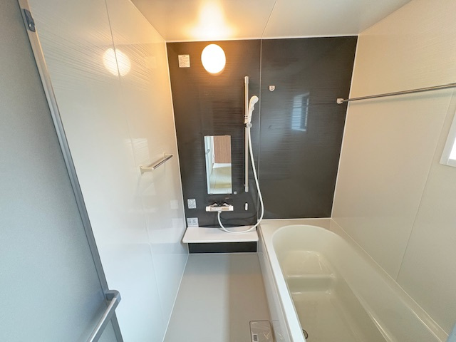 藤岡市本郷第6（全3棟）3号棟の浴室|1坪サイズなので、お子様とご一緒の入浴でもゆったりできます。また、断熱性の良い仕様の為、入浴時間が違う場合でも温度を温かく保てます(^^♪
