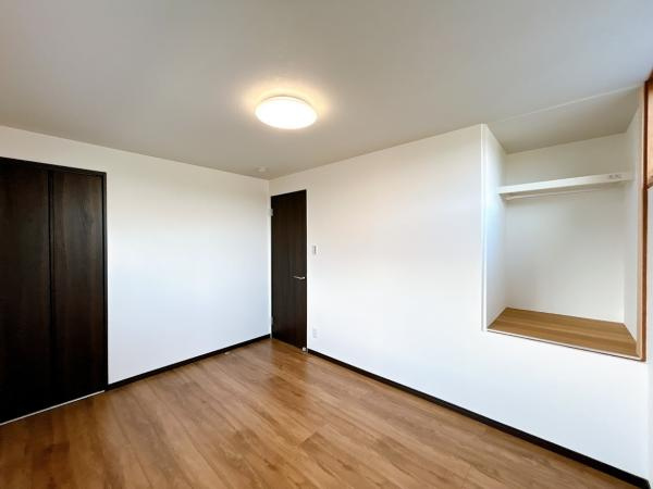 【洋室】 | ２階６帖の洋室です。