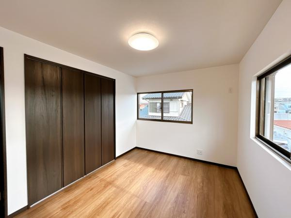 【洋室】 | ２階6帖の洋室です。