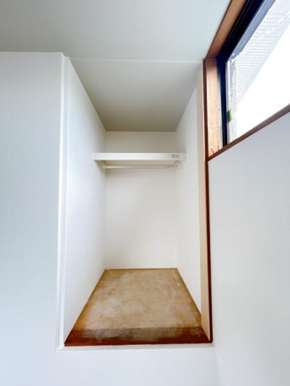 【収納】 | 2階6.5帖洋室の収納です。階段上スペースを有効活用しています。