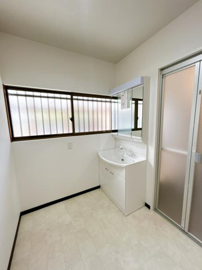 【独立洗面台】 | 収納が多く便利な新品の洗面台に交換いたしました。