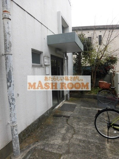 梅里マンションのエントランス