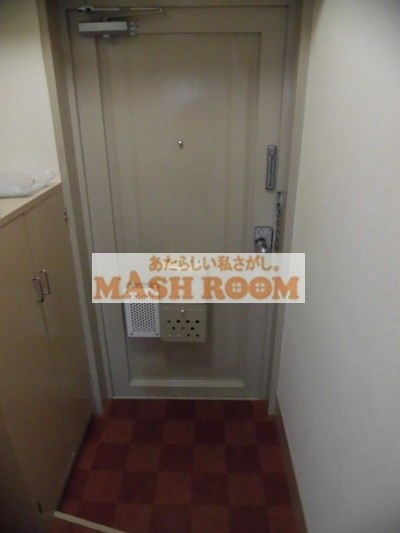 梅里マンションの玄関