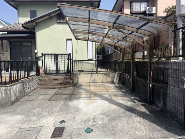 つつじが丘北4丁目中古戸建ての駐車場|2台駐車可能(車種による)