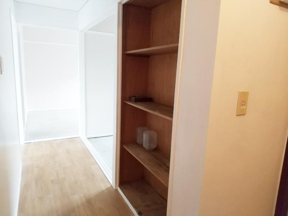 枚方ハイツ2号棟の収納|廊下の収納
■物件内覧・資金計画相談・住宅ローン相談、リフォーム相談、お問合せ受付中■
※当日・翌日のご内覧、ご相談はお電話でのお問合せがスムーズです！
