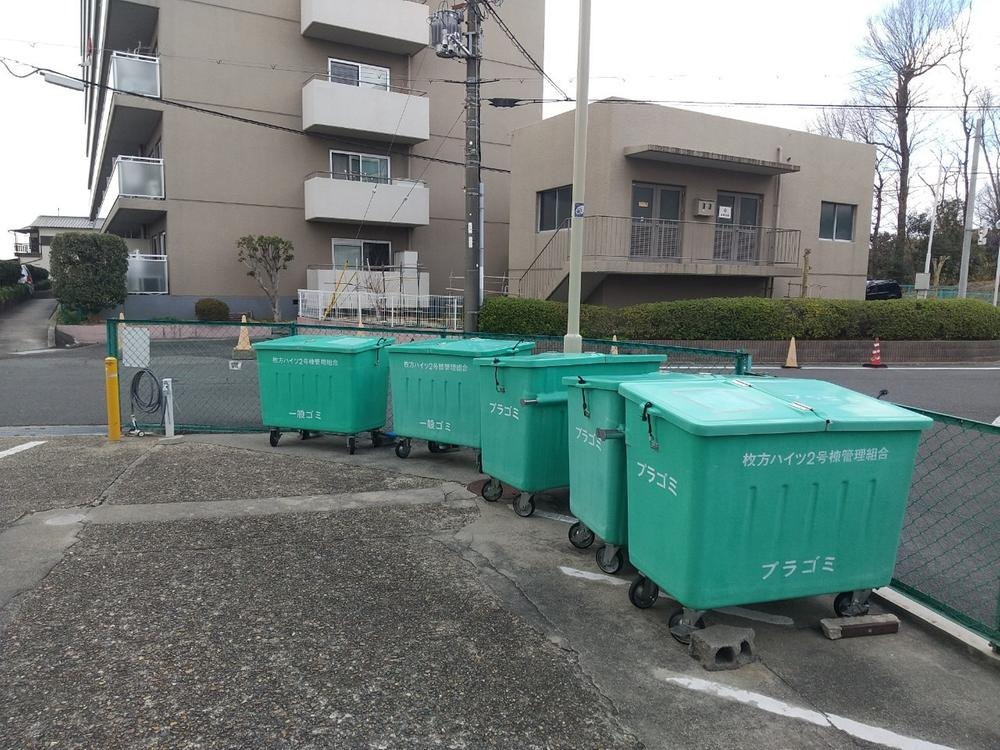 枚方ハイツ2号棟のその他共用部分|ゴミ捨て場
■物件内覧・資金計画相談・住宅ローン相談、リフォーム相談、お問合せ受付中■
※当日・翌日のご内覧、ご相談はお電話でのお問合せがスムーズです！