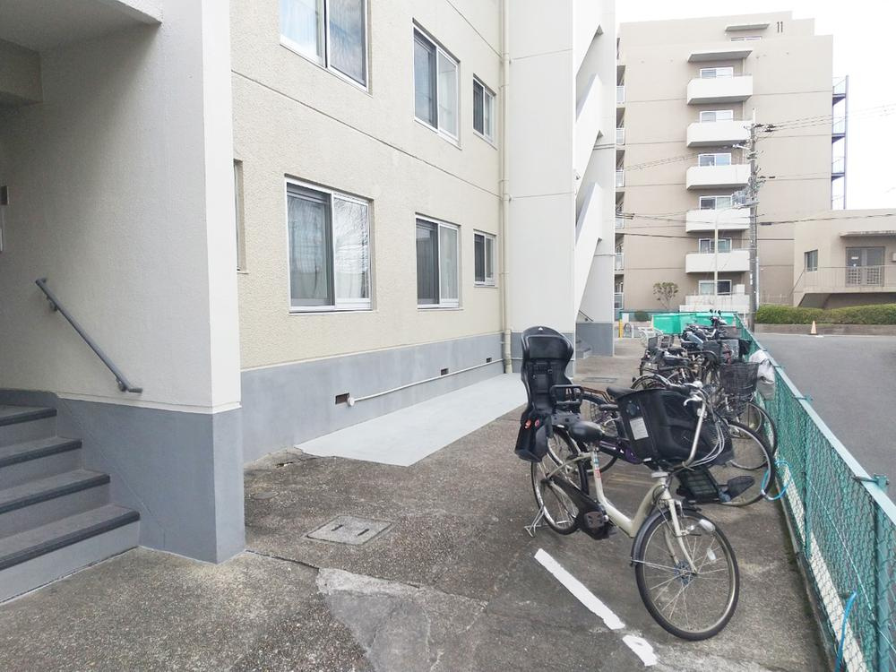 枚方ハイツ2号棟の駐輪場|■物件内覧・資金計画相談・住宅ローン相談、リフォーム相談、お問合せ受付中■
※当日・翌日のご内覧、ご相談はお電話でのお問合せがスムーズです！