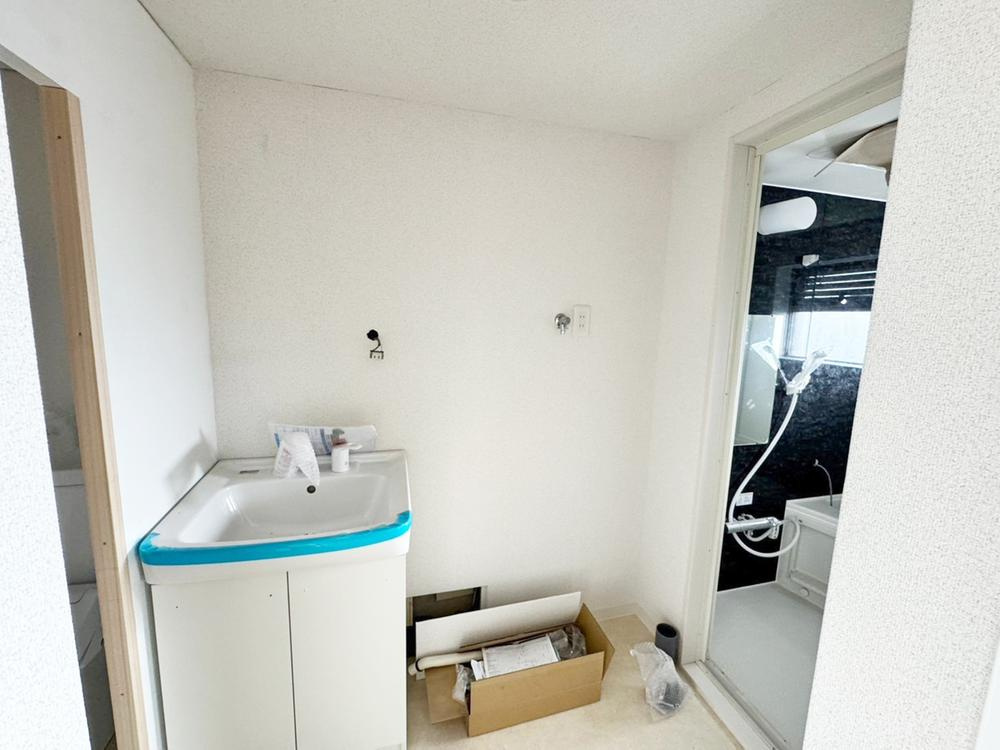 枚方ハイツ2号棟の脱衣所|洗面脱衣室　洗濯機置き場
■物件内覧・資金計画相談・住宅ローン相談、リフォーム相談、お問合せ受付中■
※当日・翌日のご内覧、ご相談はお電話でのお問合せがスムーズです！