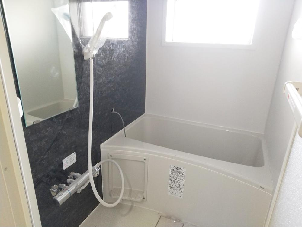 枚方ハイツ2号棟の浴室|シャワー付き浴室
■物件内覧・資金計画相談・住宅ローン相談、リフォーム相談、お問合せ受付中■
※当日・翌日のご内覧、ご相談はお電話でのお問合せがスムーズです！