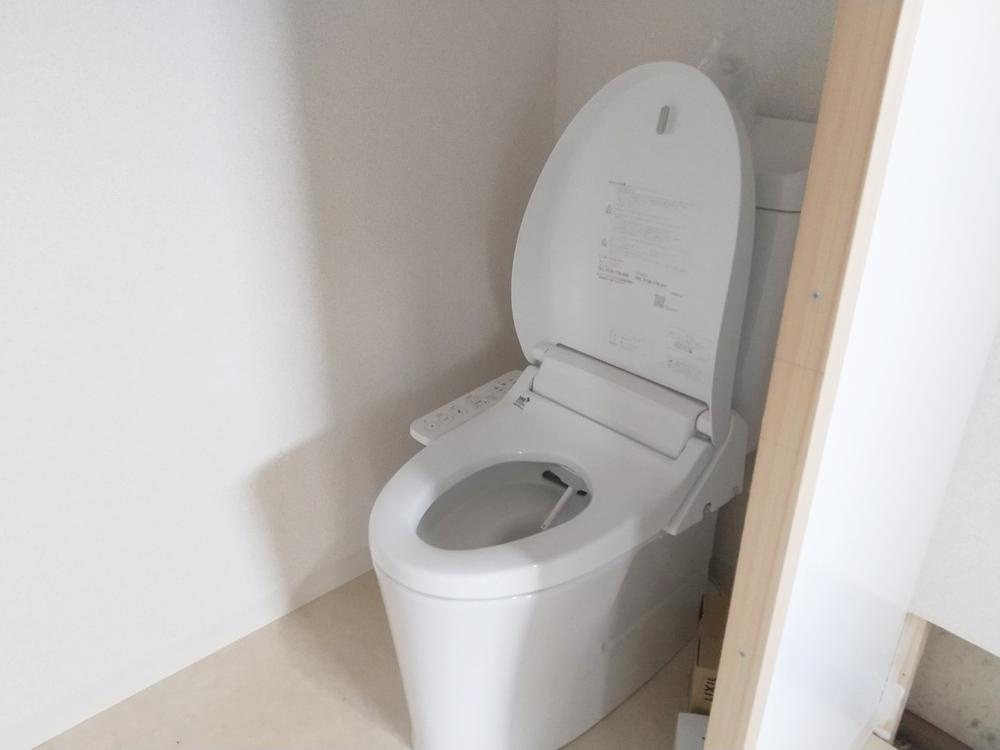 枚方ハイツ2号棟のトイレ|温水洗浄便座
■物件内覧・資金計画相談・住宅ローン相談、リフォーム相談、お問合せ受付中■
※当日・翌日のご内覧、ご相談はお電話でのお問合せがスムーズです！