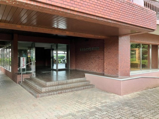 ネオハイツ江戸川台Ａ棟のエントランス