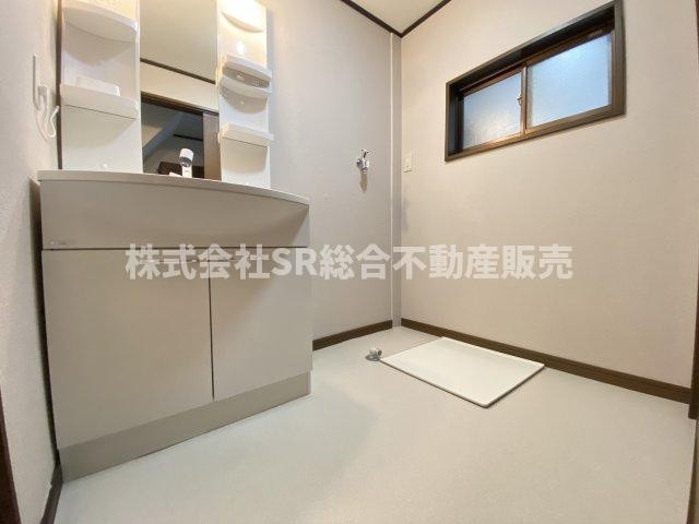 大蓮東2丁目中古戸建の脱衣所|室内洗濯機置場があり広めの脱衣場です