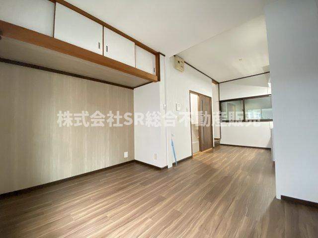 大蓮東2丁目中古戸建の居間・リビング|上部に収納もございます