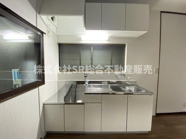 大蓮東2丁目中古戸建のキッチン|キッチンでお料理をお楽しみください。大きい窓があり、換気もバッチリです☆