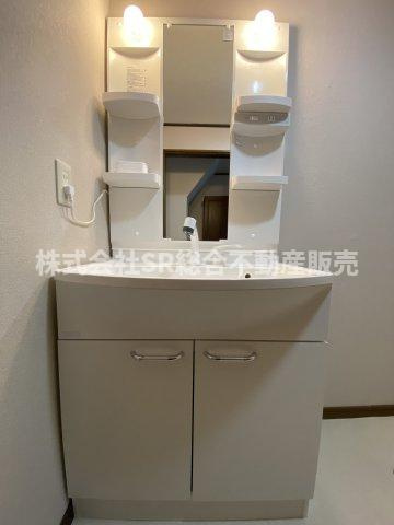 大蓮東2丁目中古戸建の独立洗面台|独立洗面台、小物を置くことができて便利です