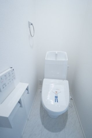 リナージュ常滑市保示町6丁目　1号棟のトイレ|1階2階にトイレがあり、お掃除しやすい機能や工夫が満載。スッキリコンパクトなシャワートイレは温水洗浄便座で冬は暖かく快適です。