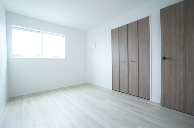 リナージュ常滑市保示町6丁目　1号棟の洋室|2階6帖洋室には大型クローゼットがあります♪