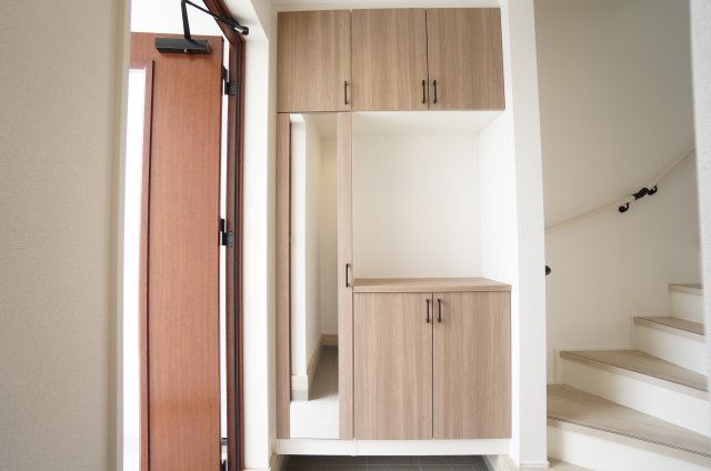 リナージュ常滑市保示町6丁目　1号棟の収納|玄関にはシューズボックスと大容量収納できるシューズインクロークがあり、ベビーカーやゴルフバッグなどスッキリと片付きそうです♪