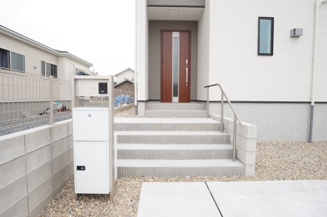 リナージュ常滑市保示町6丁目　1号棟の玄関|サムターンセキュリティーの玄関ドアと宅配ボックス付きポスト。