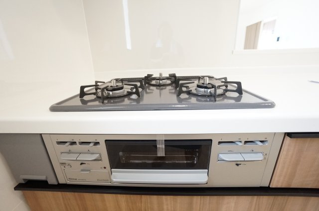 リナージュ常滑市保示町6丁目　1号棟の設備|３口ガスコンロ！！水なし片面焼きグリル！熱感知機能付で安心。お手入れも楽々！！