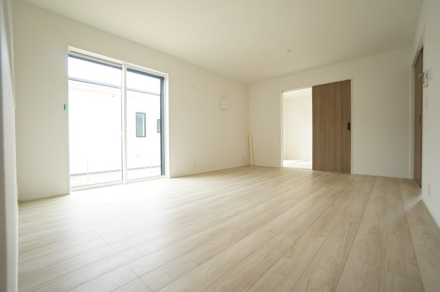 リナージュ常滑市保示町6丁目　1号棟の居間・リビング|16帖の南向きのリビングは4.5帖の和室とつながる太陽の恵みを感じる温もりあふれる空間！！明るい光がさしこむリビング