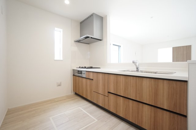 リナージュ常滑市保示町6丁目　1号棟のキッチン|お料理しながら会話弾む対面キッチンは家族と顔を合わせながらお料理が出来て楽しい時間を過ごせそうです♪