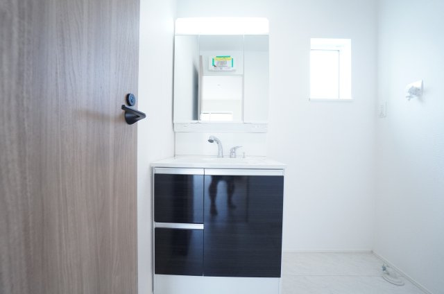 リナージュ常滑市保示町6丁目　1号棟の独立洗面台|シャワー付き洗面化粧台は、伸ばせる水栓で洗面台でのシャンプーや洗い物に便利な仕様。