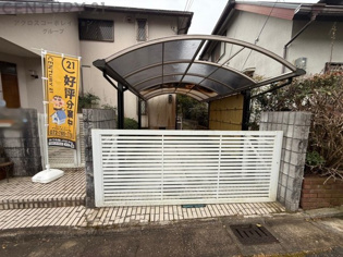 駐車場はカーポートが付いており雨風や紫外線などから車を守ることが出来ます。