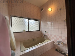 ユニットバスは省スペースでありながら、シンプルな設計と使いやすさを備え、簡便なメンテナンスが可能です。大きな窓付きで換気にも便利です。またミラー・小物置き場もあり便利です。