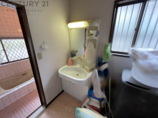 化粧品や洗顔料、歯ブラシなどの必需品をまとめて置ける収納スペースがあり、使用するたびに取り出す手間が省けます。また、水回りのため、濡れても大丈夫な素材が使用されており、お手入れが簡単です。