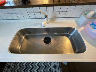 大きなシンクでお鍋などの大きな調理器具を洗う際にも便利です。