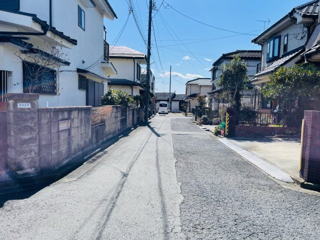 あきる野市草花　古家付売地の前面道路含む現地写真