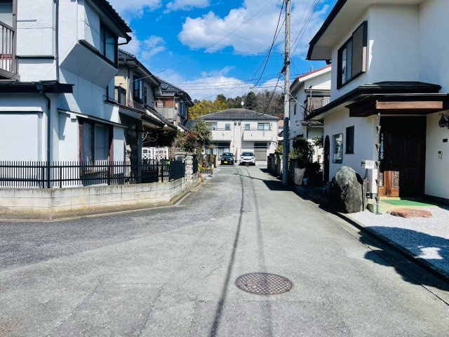あきる野市草花　古家付売地の前面道路含む現地写真