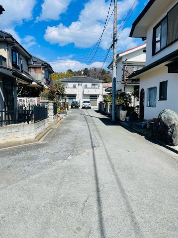 あきる野市草花　古家付売地の前面道路含む現地写真