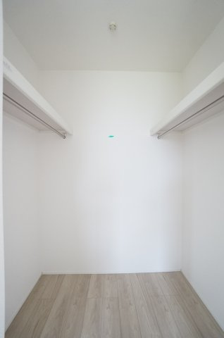 リナージュ常滑市保示町6丁目　4号棟の収納|8帖主寝室の大型ウォークインクローゼット♪パイプハンガー部分にはコートやスーツなどをそのままかけることが出来、棚は小物の収納に便利！！