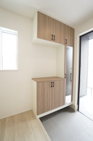 リナージュ常滑市保示町6丁目　4号棟の収納|鏡付きのシューズボックス♪