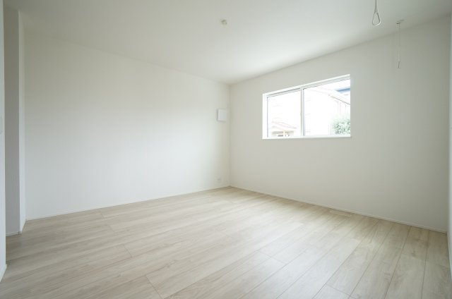 リナージュ常滑市保示町6丁目　4号棟の洋室|6.2帖の洋室には大型クローゼットがありスッキリと収納出来ます。