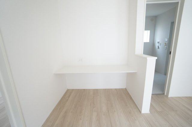 リナージュ常滑市保示町6丁目　4号棟の居間・リビング|リビングのスタディーコーナーはパソコンやお子様の勉強場所など家族で共有できる便利な空間。