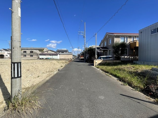 リナージュ常滑市保示町6丁目　4号棟の前面道路含む現地写真|●○前面道路○●