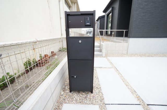 リナージュ常滑市保示町6丁目　4号棟の設備|宅配ボックス付きのポスト！