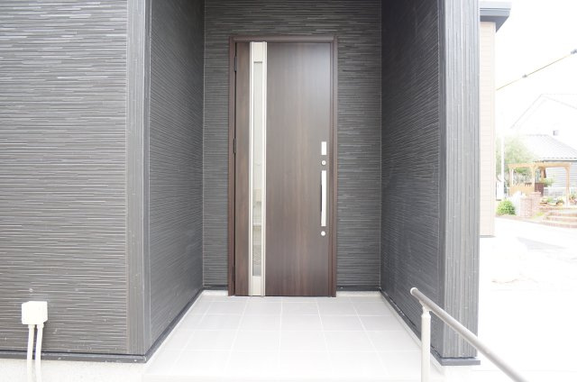 リナージュ常滑市保示町6丁目　4号棟の玄関|落ち着いたカラーの玄関ドアはサムターンセキュリティー付き。