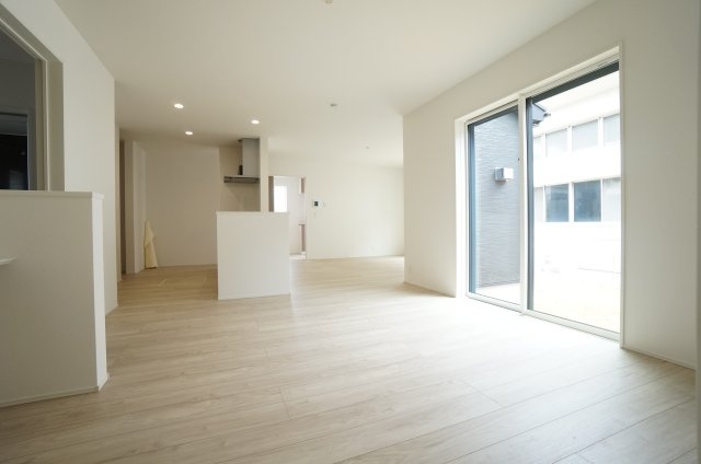 リナージュ常滑市保示町6丁目　4号棟の居間・リビング|22.5帖のLDKは明るい光がさしこむリビング♪